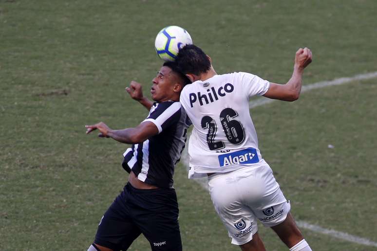 Bergson, do Ceará, disputa lance com Aguilar, do Santos, em partida válida pela 7ª rodada do Campeonato Brasileiro 2019, na Arena Castelão, em Fortaleza, neste domingo