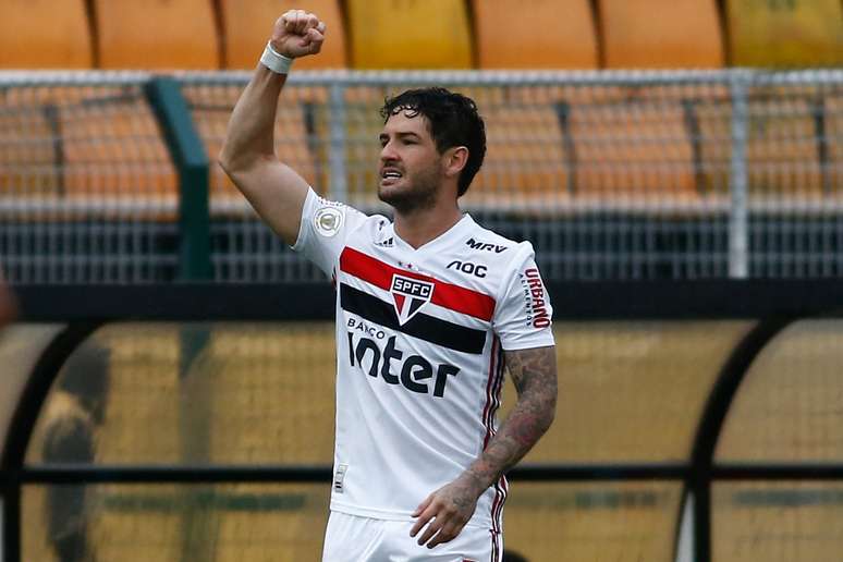 Alexandre Pato, do São Paulo, comemora seu gol marcado diante do Cruzeiro, durante partida válida pelo Campeonato Brasileiro 2019, realizado no Estádio do Pacaembu, na zona oeste da capital paulista, neste domingo