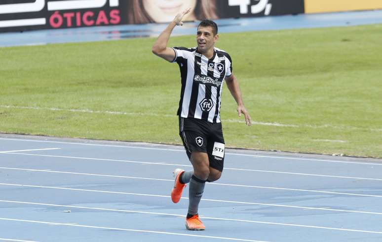 Diego Souza, do Botafogo, comemora seu gol marcado após lance da partida contra o Vasco 