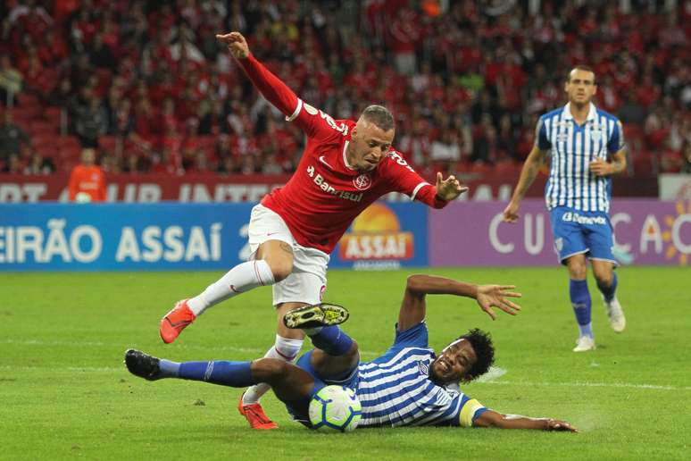 Nico López, do Internacional, disputa lance com Betão, do Avaí, em partida válida pela 7ª rodada do Campeonato Brasileiro 2019, no Estádio Beira-Rio, em Porto Alegre, neste domingo