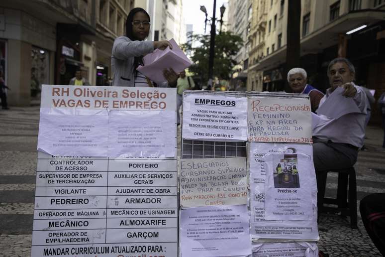 Pessoas procuram emprego em anúncios na Rua Itapetininga, região central de São Paulo