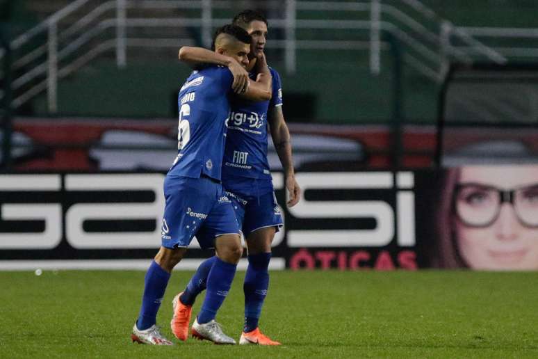 Thiago Neves, do Cruzeiro, comemora o seu gol em partida contra o São Paulo, válida pela 7ª rodada do Campeonato Brasileiro 2019, no Estádio do Pacaembu, na zona oeste da capital paulista, neste domingo