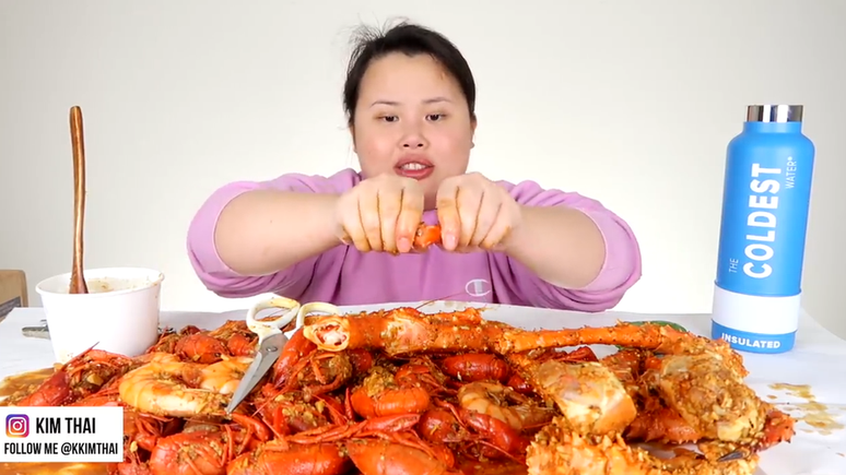 A youtuber americana Kim Thai tem um canal de v&iacute;deos de 'mukbang' em que come alimentos de diferentes partes do mundo