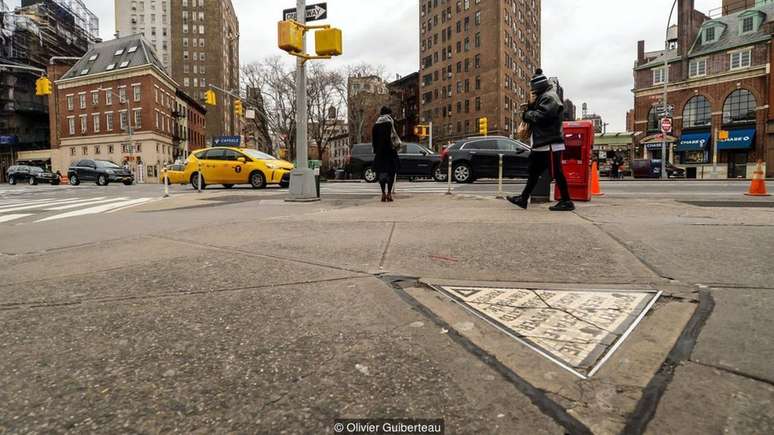No in&iacute;cio do s&eacute;culo 20, Nova York decretou uma ordem de dom&iacute;nio eminente para ampliar a S&eacute;tima Avenida at&eacute; o Greenwich Village