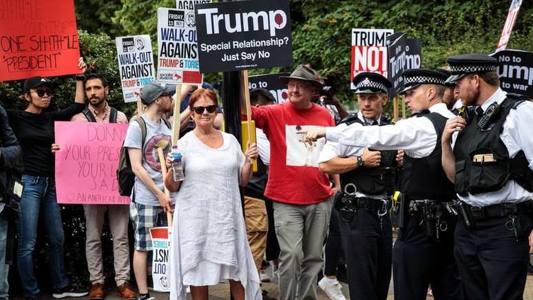 Manifestantes foram &agrave;s ruas de Londres contra presen&ccedil;a do l&iacute;der americano