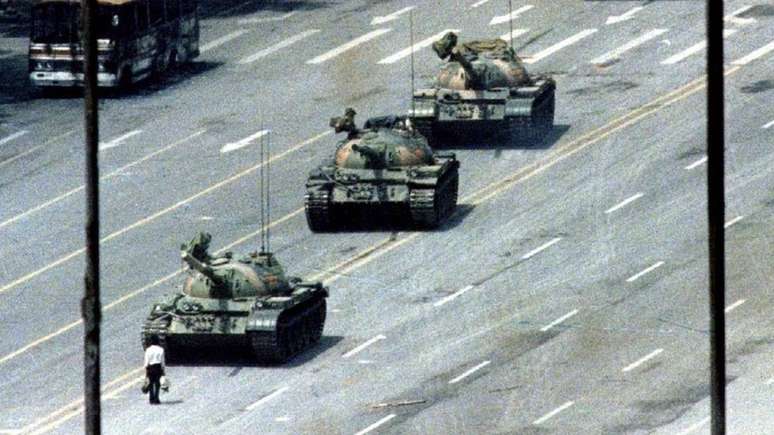 A imagem do 'homem do tanque', também conhecido como 'rebelde desconhecido', virou ícone do massacre na Praça da Paz Celestial em 1989