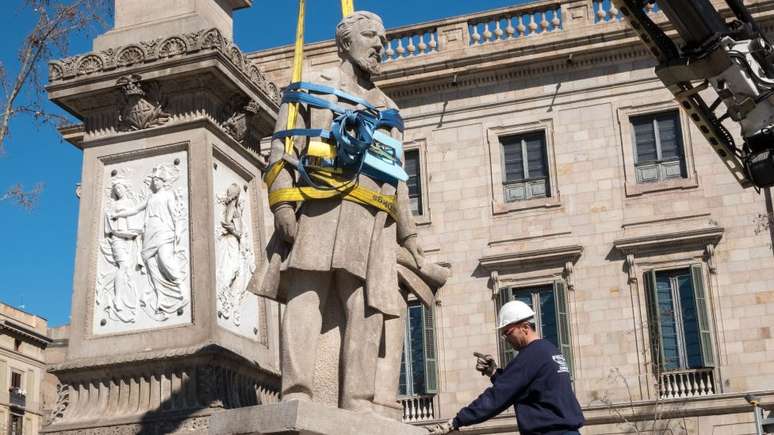 Em 2018, a prefeitura de Barcelona decidiu remover a est&aacute;tua de Antonio L&oacute;pez do centro da cidade