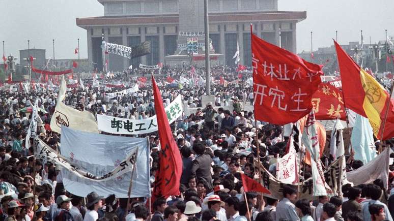 O Partido Comunista se dividiu em relação a como deveria responder às manifestações