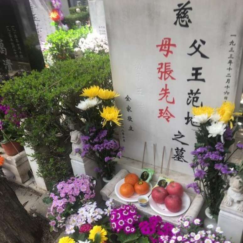 Nesta lápide foram sepultados os restos mortais do marido e do filho de Zhang