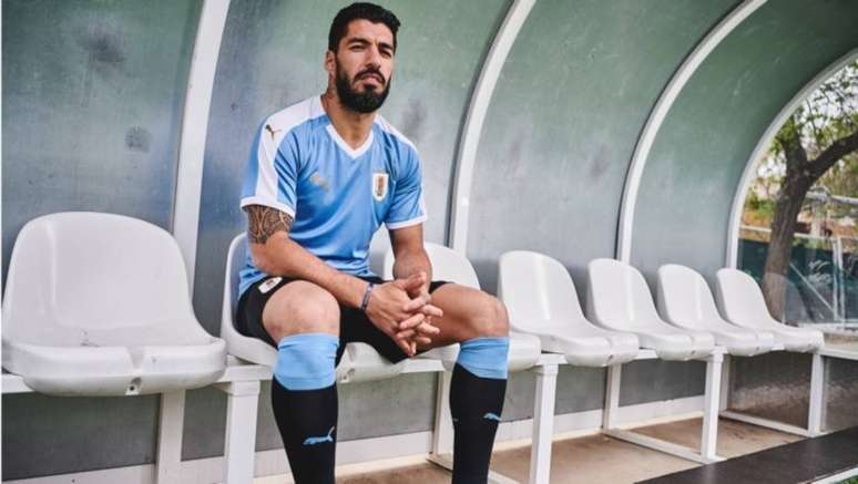 Suárez com a nova camisa do Uruguai; mesmo lesionado, ele é esperado na Copa América.