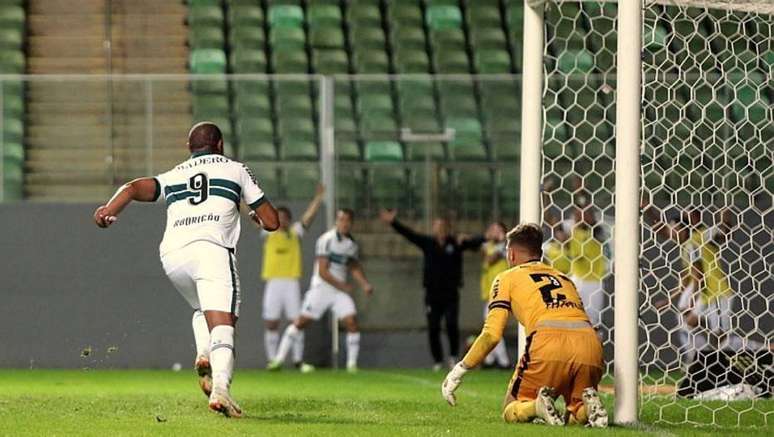 Rodrigão fez o gol do Coritiba no empate com o América-MG