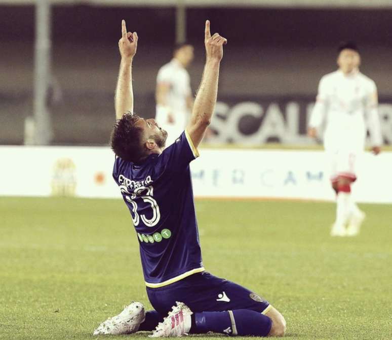 Zagueiro brasileiro em campo pelo Hellas Verona (Foto: Divulgação)