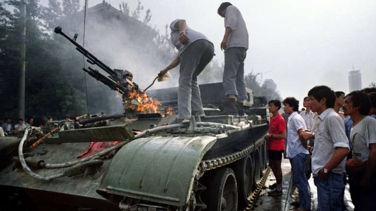 Alguns manifestantes tentaram incendiar os tanques que invadiram a praça