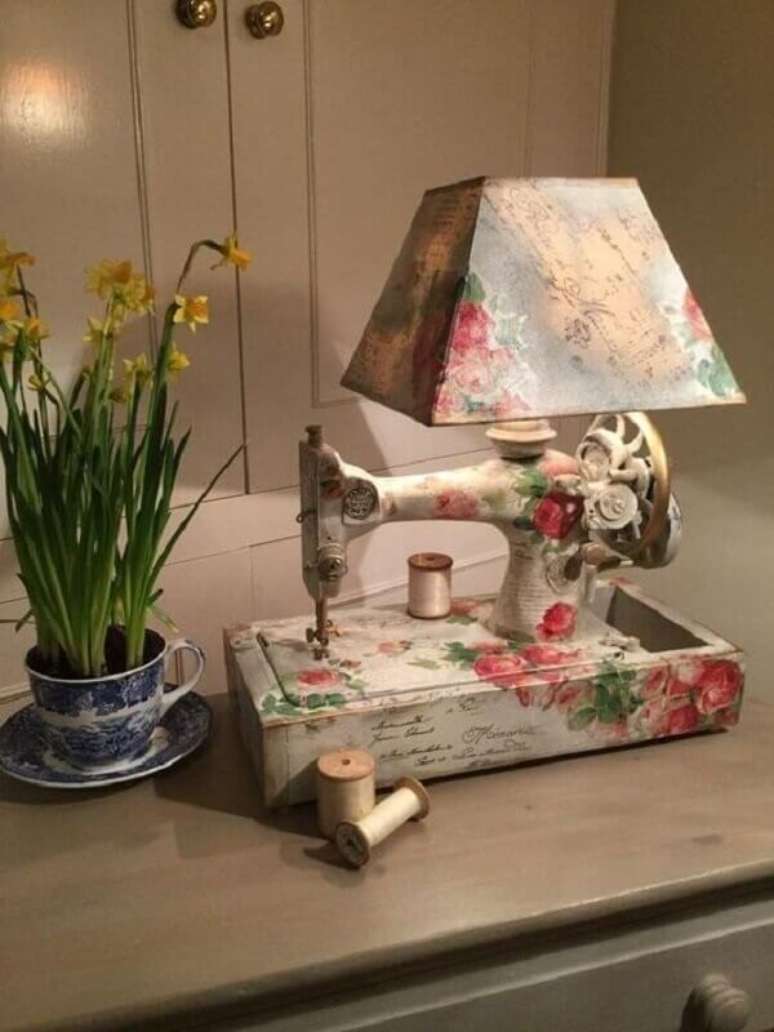 9. Abajur com design criativo feito com essa t&eacute;cnica. Fonte: Pinterest