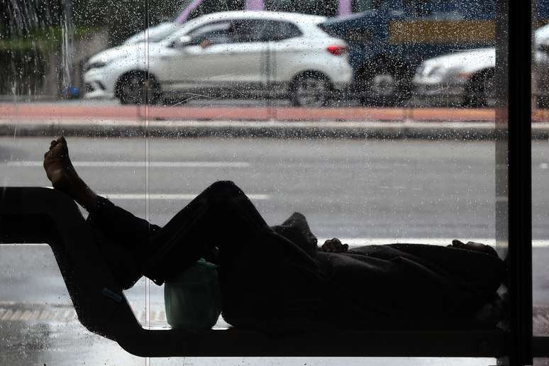 Pedestres enfrentaram manhã de chuva e queda de temperatura, com alguns poucos momentos de sol, na região da Avenida Paulista, no centro de São Paulo, nesta segunda-feira, 3 de junho de 2019.