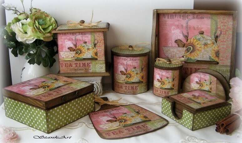 48. Aplica&ccedil;&atilde;o de decoupage em madeira. Fonte: StankArt