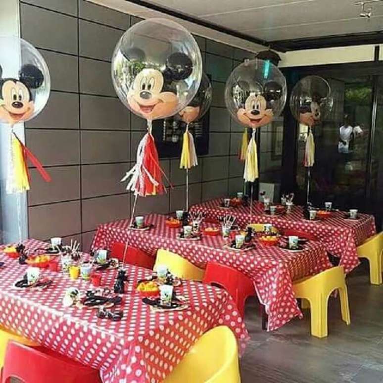 9. Festa do Mickey simples decorada com balões que tem a cara do personagem – Foto: 5Miles