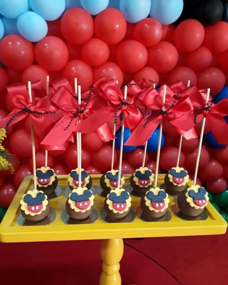 11. Cake pop personalizado para decoração de festa do Mickey – Foto: C3 Cupcake