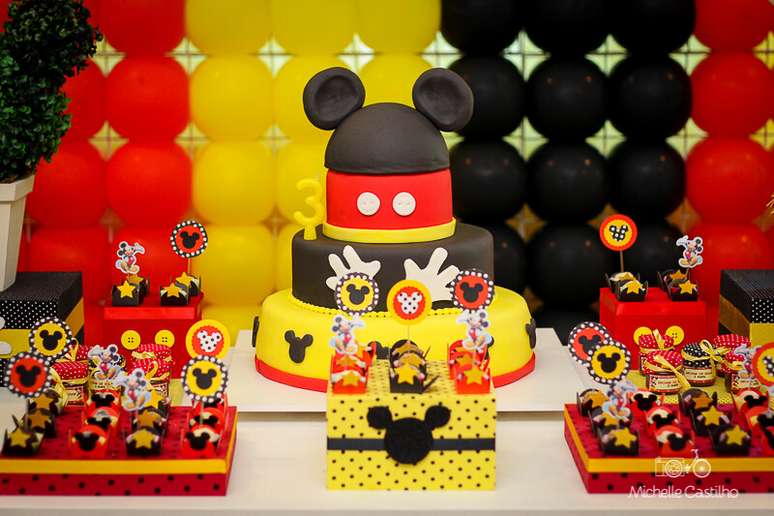 13. Bolo para festa do Mickey Mouse com decoração tradicional – Foto: Michelle Castilho