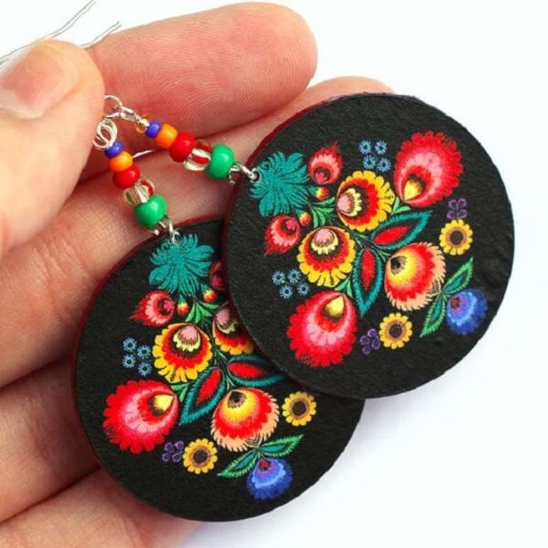 12. Brincos feitos com a t&eacute;cnica de decoupage. Fonte: Pinterest