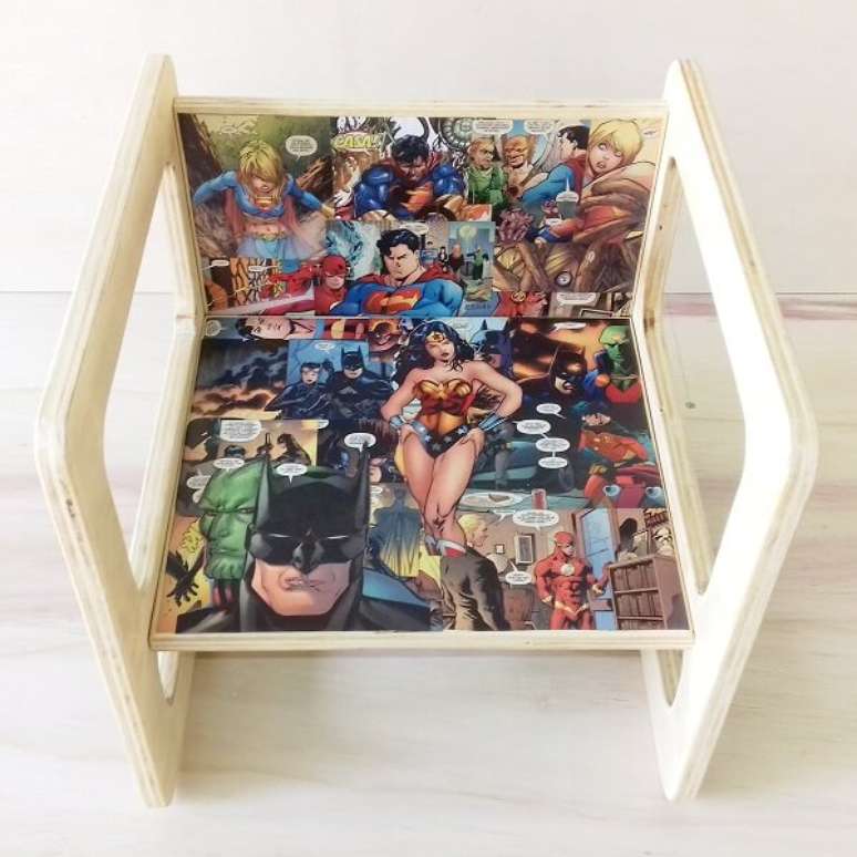 51. Cadeira cubo decorada com a t&eacute;cnica de decoupage. Fonte: Elo7