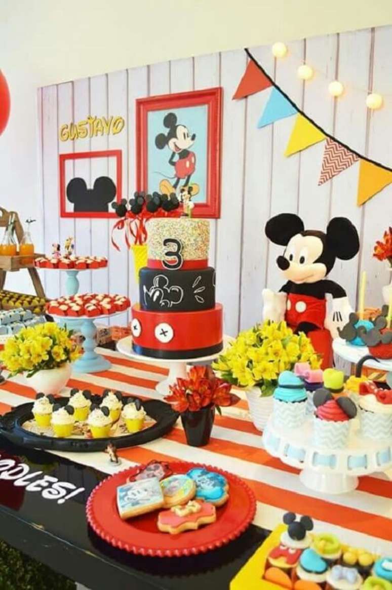 21. Decoração clássica para festa do Mickey Mouse – Foto: Pinosy