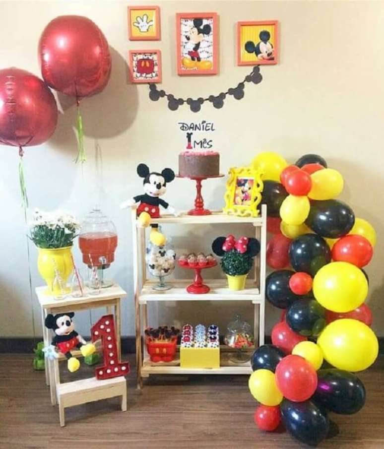 23. Decora&ccedil;&atilde;o com bal&otilde;es para festa do Mickey simples &ndash; Foto: Pinosy