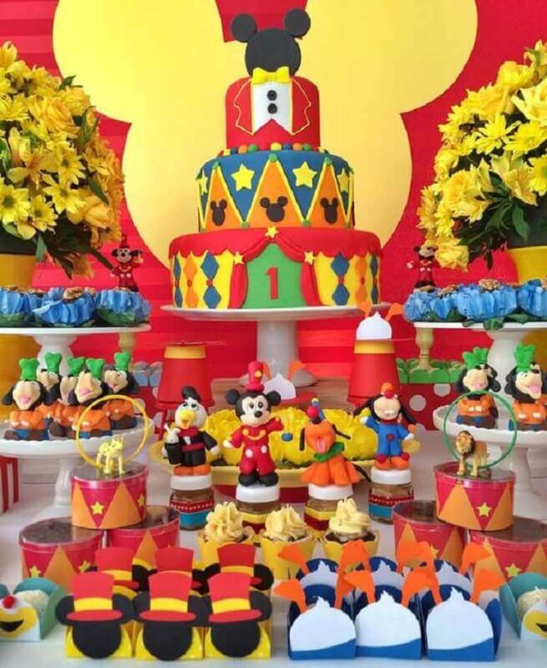 1. Decora&ccedil;&atilde;o festa infantil do Mickey com detalhes coloridos e arranjo de flores amarelas &ndash; Foto: Letter Sample