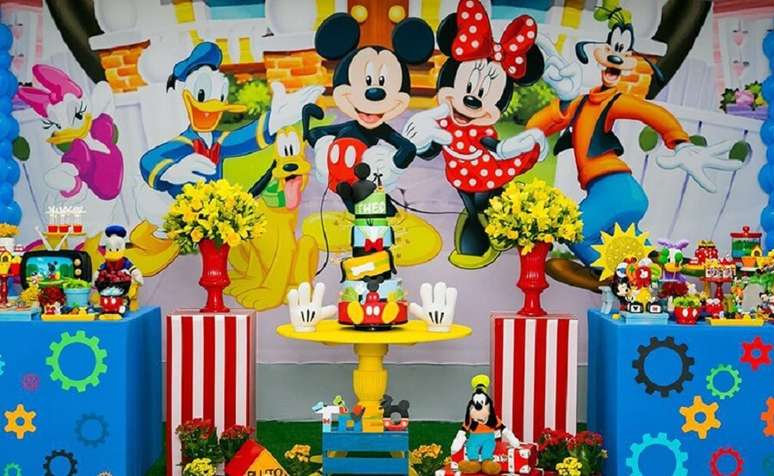 28. Para a festa turma do Mickey invistas em uma decora&ccedil;&atilde;o bem colorida &ndash; Foto: Dani di Loreto Festas