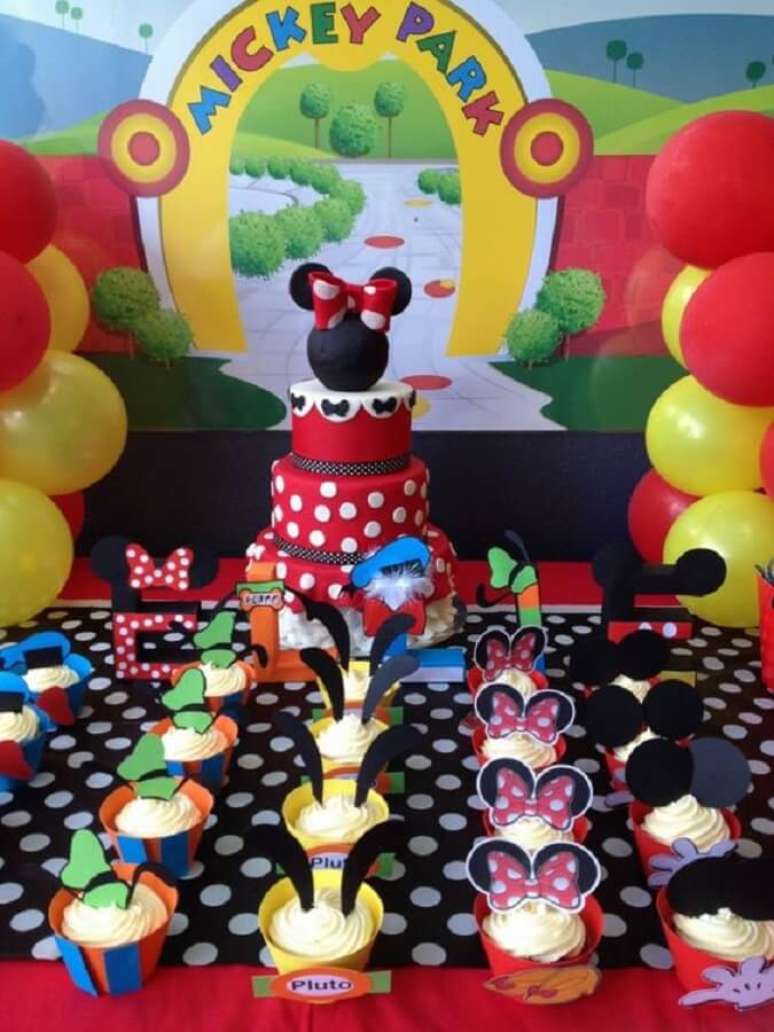 27. Decoração divertida para festa turma do Mickey – Foto: Ellie Rose Party Designs