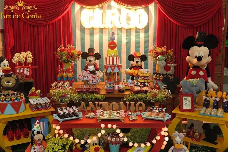 5. Linda decoração para festa do Mickey Mouse no circo com muitos detalhes coloridos – Foto: Faz de Conta Artesanato e Decoração