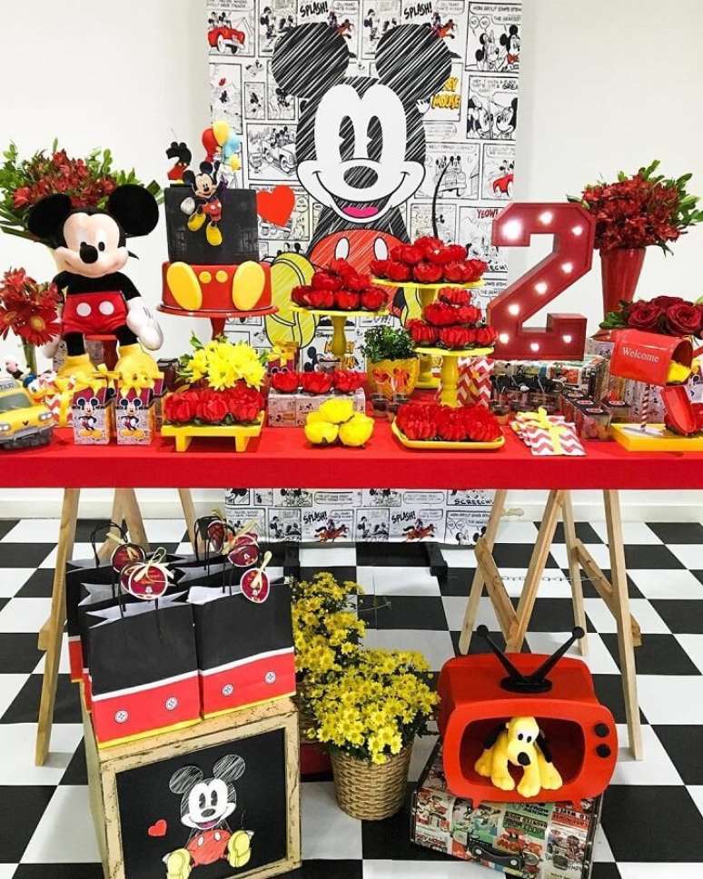 31. O cen&aacute;rio pode fazer grande diferen&ccedil;a na decora&ccedil;&atilde;o festa infantil do Mickey &ndash; Foto: Tutus para Fiestas