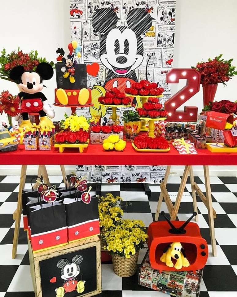 31. O cenário pode fazer grande diferença na decoração festa infantil do Mickey – Foto: Tutus para Fiestas