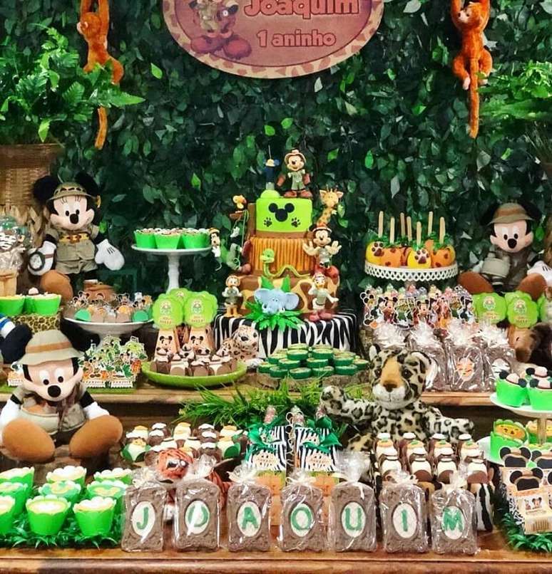 32. Mesa de festa do Mickey safari decorada com muito verde – Foto: Pinterest