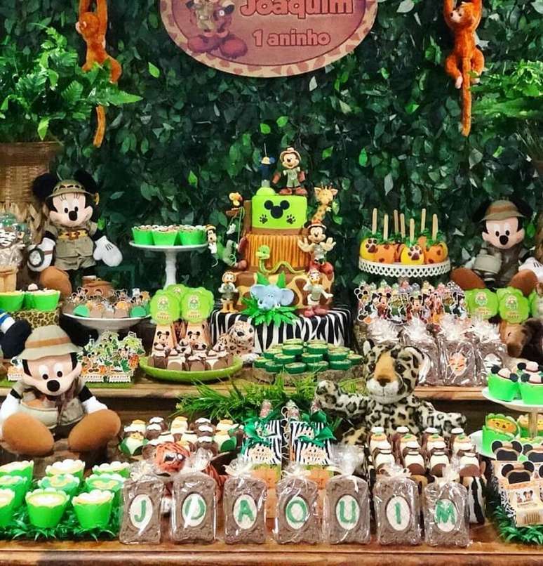 32. Mesa de festa do Mickey safari decorada com muito verde &ndash; Foto: Pinterest
