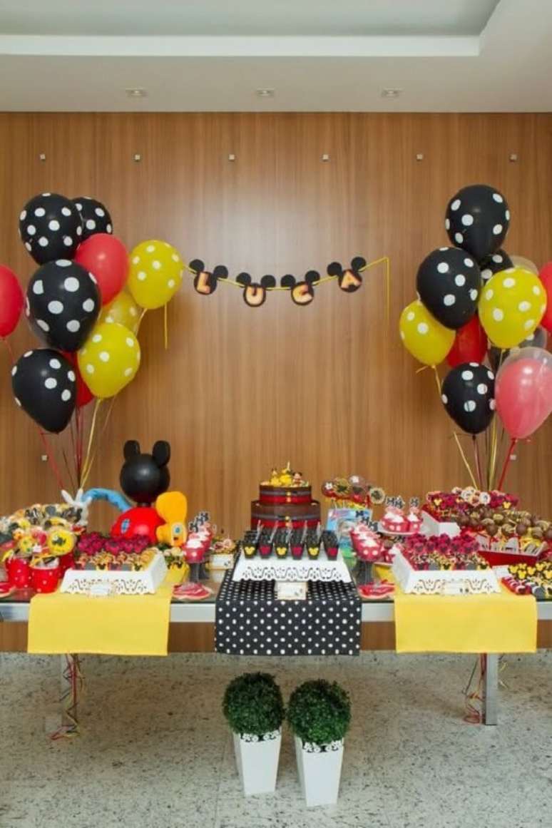 36. Decora&ccedil;&atilde;o em cores tradicionais para festa do Mickey simples &ndash; Foto: Pinterest