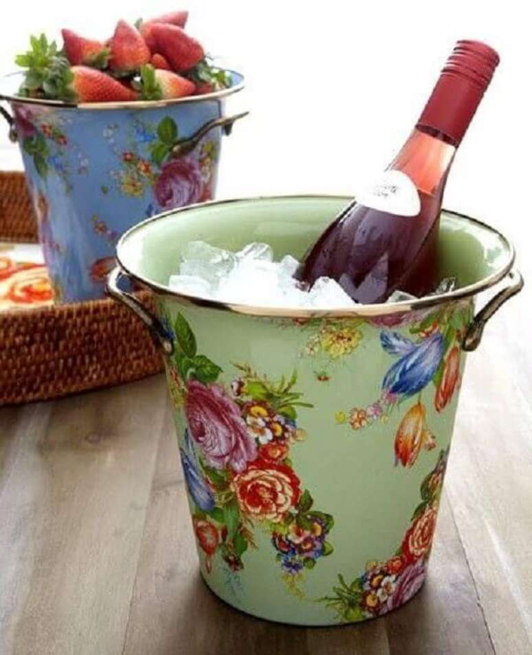 64. Decoupage aplicada a suporte de bebidas. Fonte: Casa da Cris