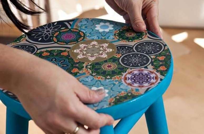 57. Aplica&ccedil;&atilde;o dessa t&eacute;cnica em um banco de madeira. Fonte: Blog Casa da Iaza