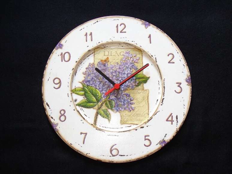 26. Decoupage aplicada em uma pe&ccedil;a de rel&oacute;gio. Fonte: Pinterest