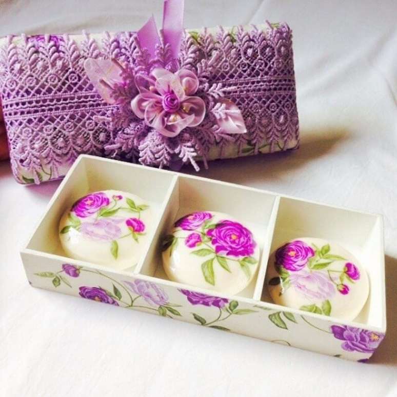 36. Decoupage com estampa floral aplicada em sabonetes. Fonte: Mercado Livre