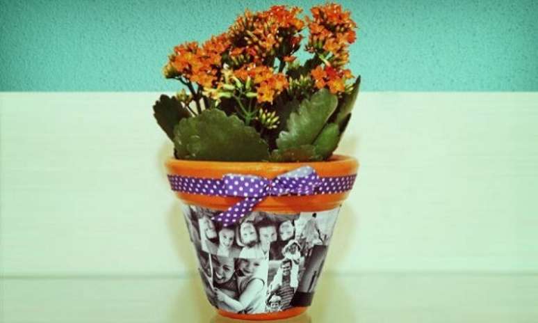 45. Decoupage com fotos decora o vaso de flor. Fonte: Big Tudo Artesanato