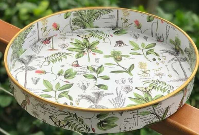 27. Decoupage em bandeja com estampa de natureza. Fonte: Pinterest