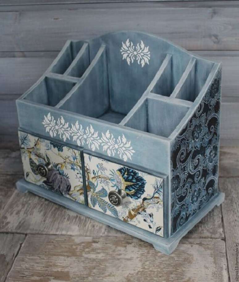 18.&nbsp;Decoupage aplicada em MDF com estampa floral. Fonte: Pinterest