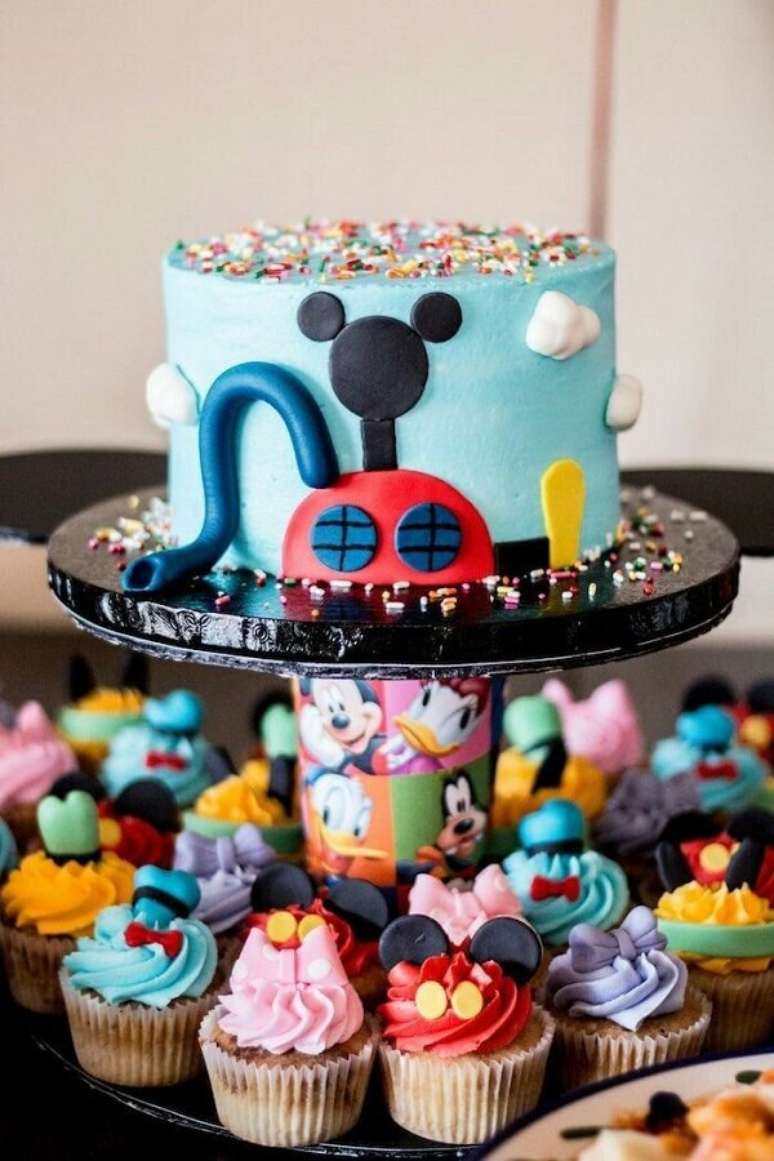 37. Docinhos personalizados podem fazer toda a diferen&ccedil;a na decora&ccedil;&atilde;o da mesa do bolo na festa do Mickey Mouse &ndash; Foto: Mickey Mouse Invitations Templates
