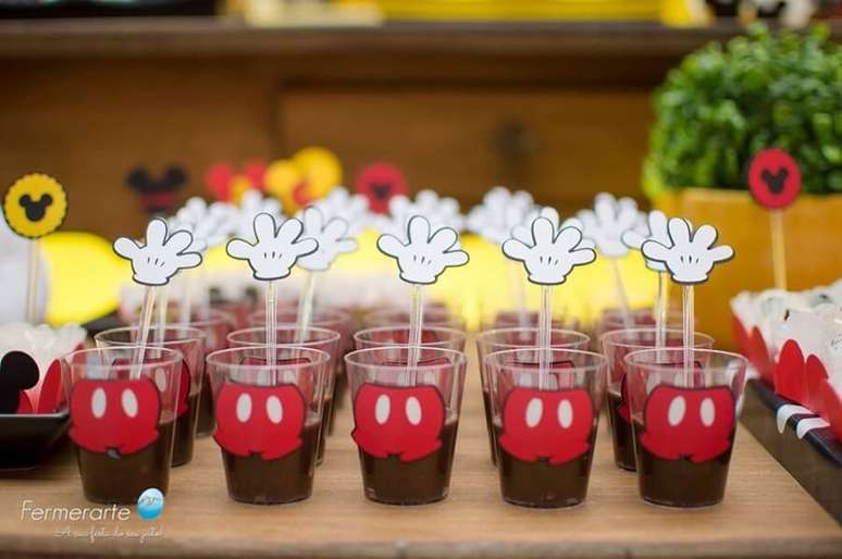 43. Invista em potinhos de doce personalizados para festa infantil do Mickey – Foto: Fermerarte