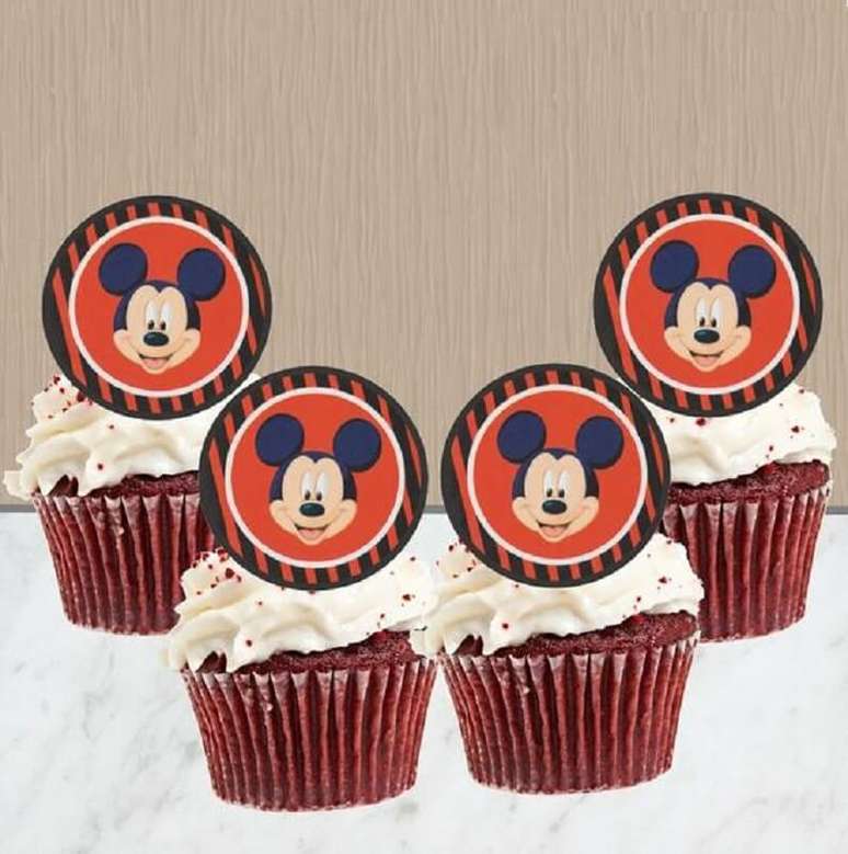 45. Docinhos decorados com etiquetas para festa simples do Mickey – Foto: Etsy