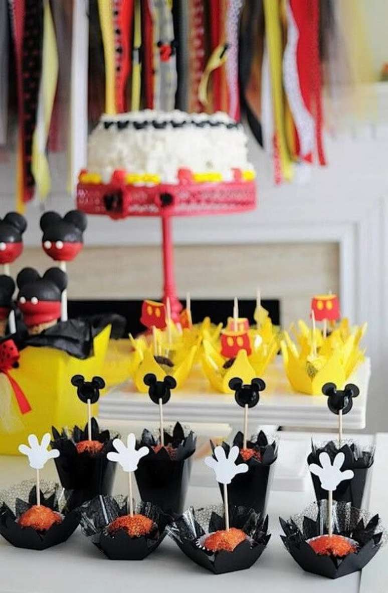 47. Mesa de doces com detalhes divertidos para festa de aniversário do Mickey – Foto: Elo7