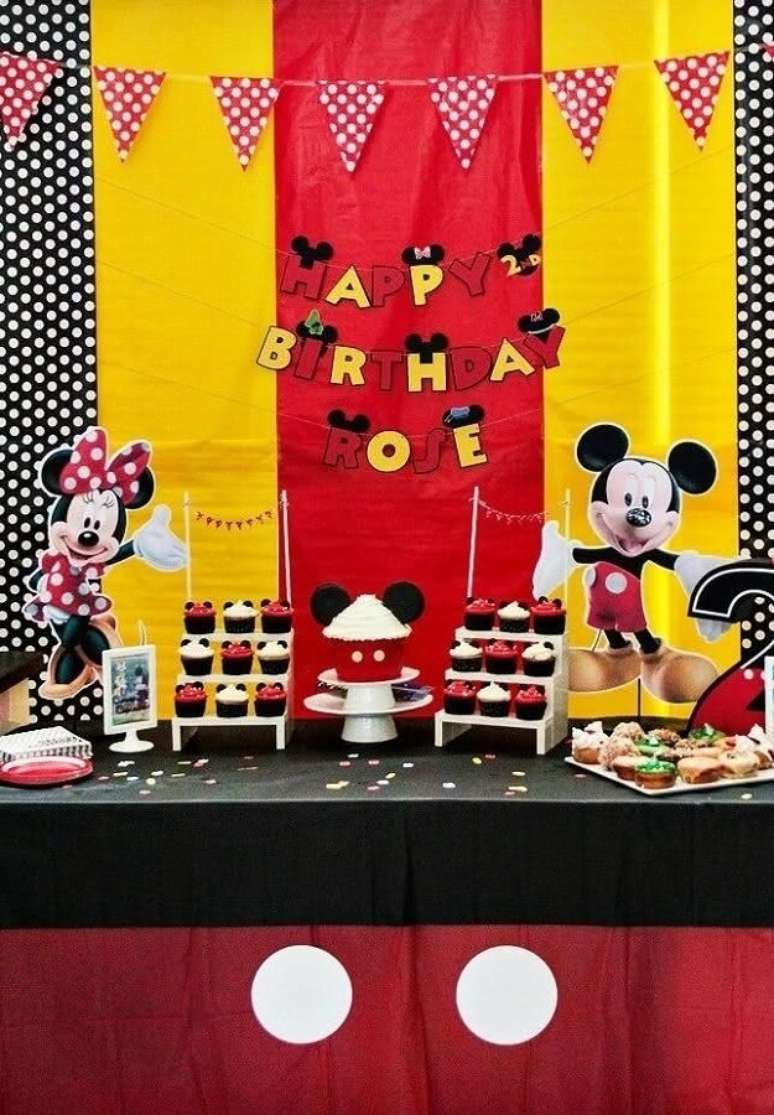 48. Cores cl&aacute;ssicas para decora&ccedil;&atilde;o de festa simples do Mickey &ndash; Foto: Why Santa Claus