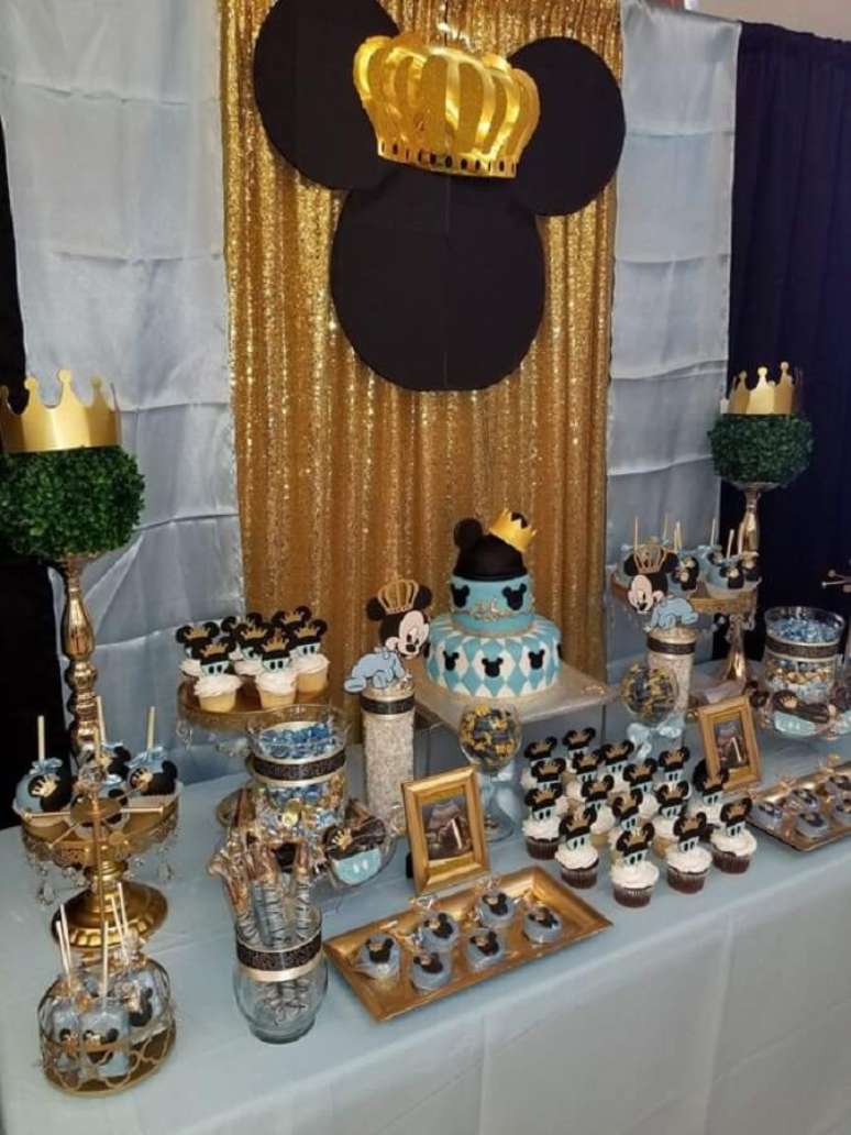 51. Festa do Mickey baby príncipe decorada em tons de azul e dourado – Foto: Pinosy