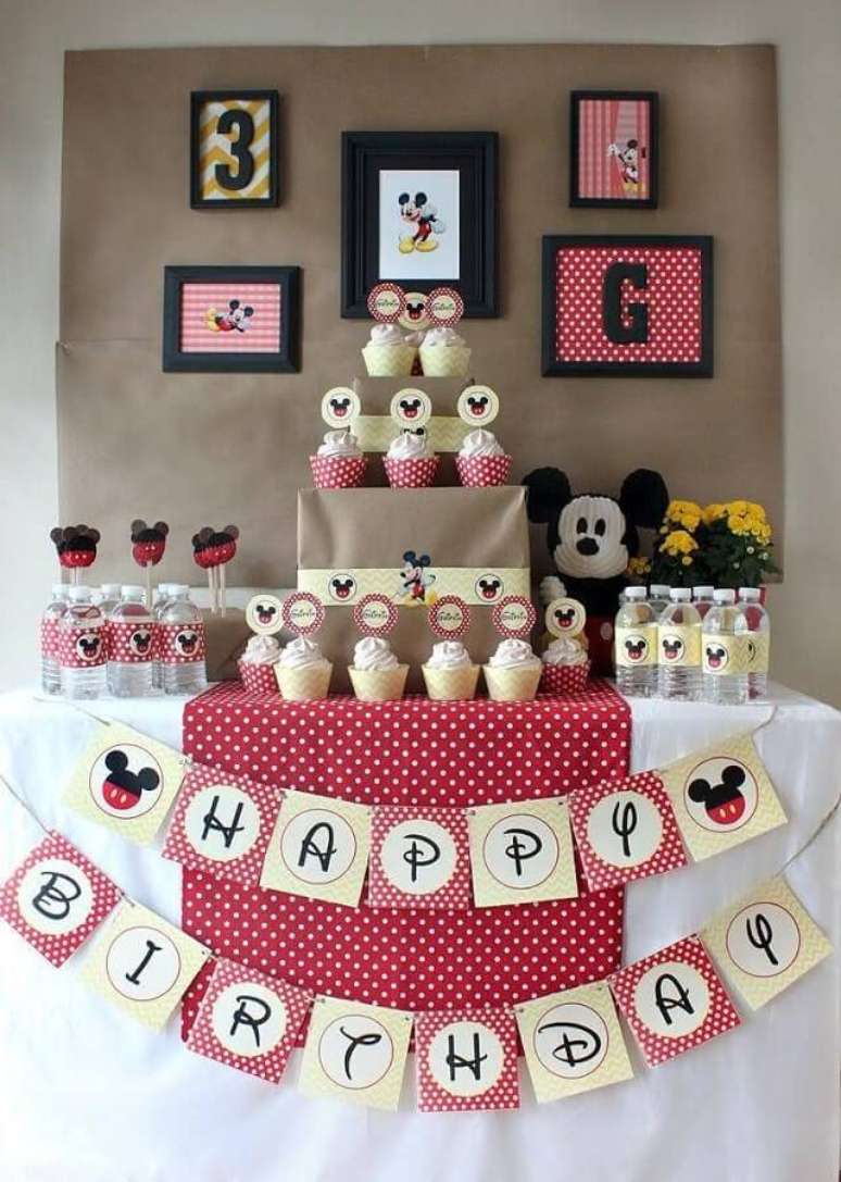 53. Ideia de decora&ccedil;&atilde;o para festa do Mickey simples e r&uacute;stica &ndash; Foto: Table Decorating Ideas